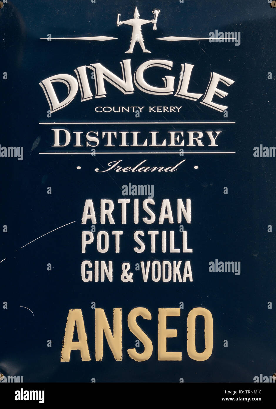 Old style vintage metal sign émail distillerie de Dingle. Dingle Artisan pot still de gin et de vodka blue metal plaque. Banque D'Images