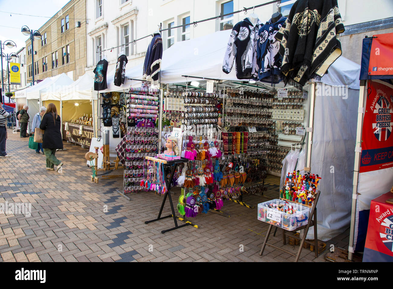 Open street market stall à vendre des babioles, bijoux, bracelets, bracelets et parures lors d'un événement de marché de rue dans le West Yorkshire Banque D'Images
