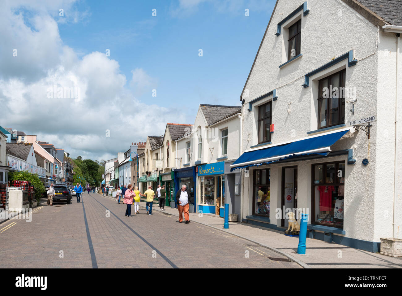 Rue commerçante de la petite ville balnéaire de Saundersfoot, Pembrokeshire, Pays de Galles Banque D'Images