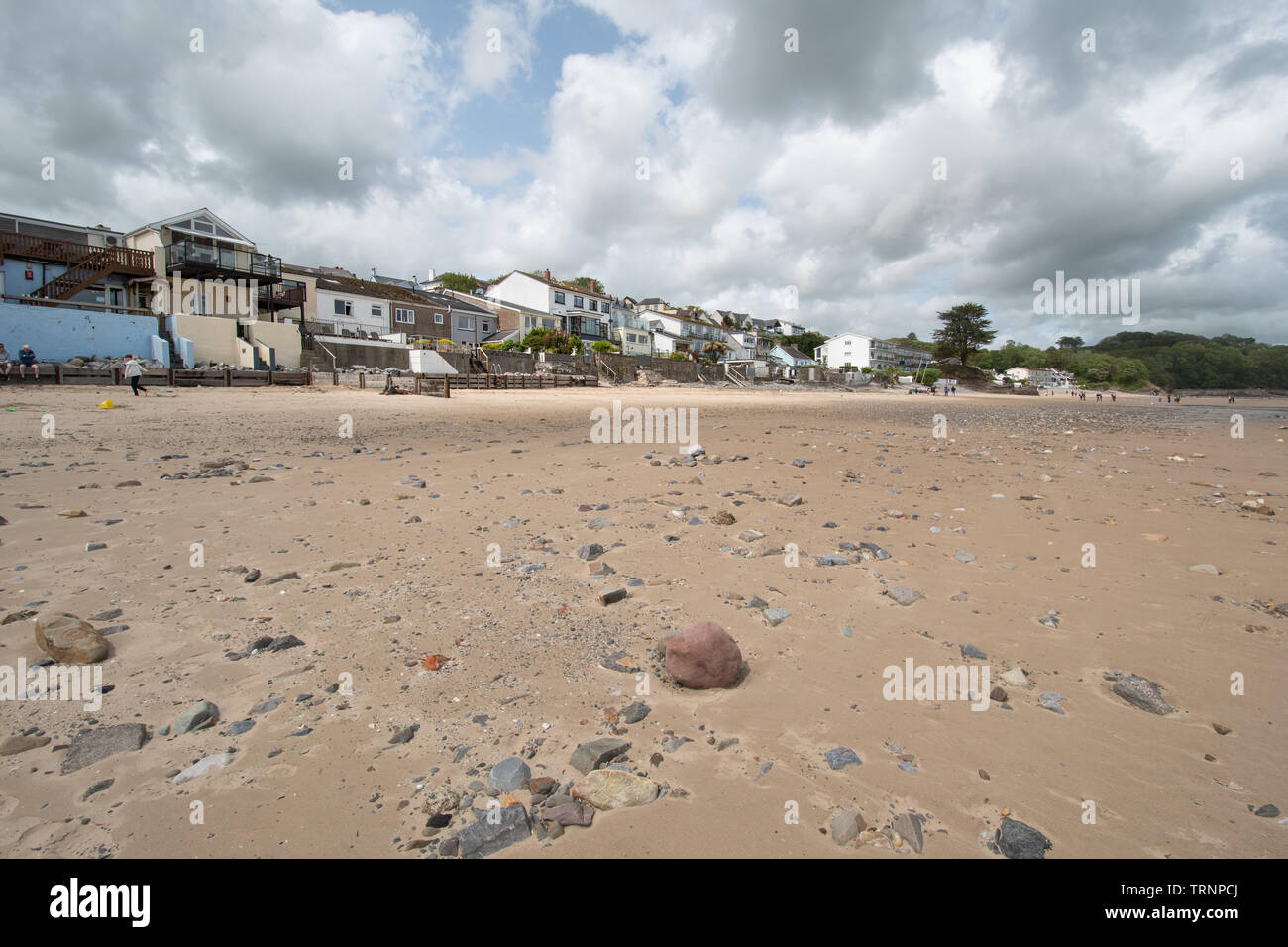 Plage de sable et front de propriétés à Saundersfoot dans Pembrokeshire, Pays de Galles Banque D'Images