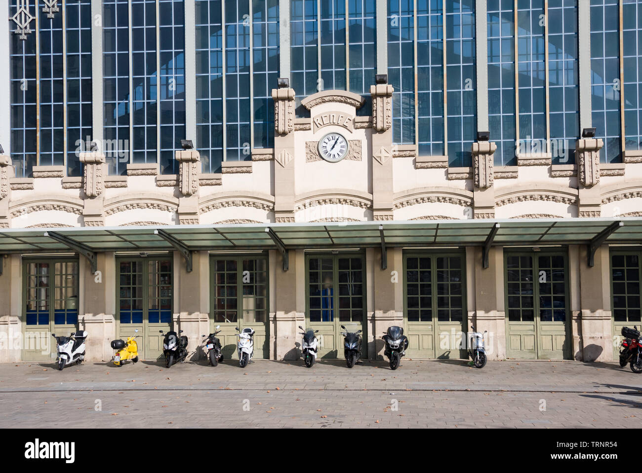Barcelone, Espagne - 19 janvier 2019 : Gare Routière Estacio del Nord ('Barcelone Nord' ou 'Nord' Estacio) près de le monument à Barcelone Arc de Triomf Banque D'Images