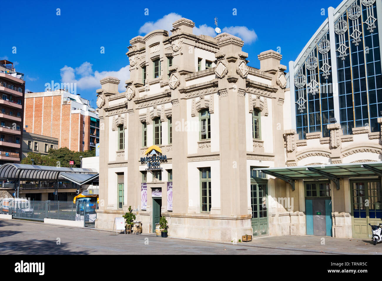 Barcelone, Espagne - 19 janvier 2019 : Gare Routière Estacio del Nord ('Barcelone Nord' ou 'Nord' Estacio) près de le monument à Barcelone Arc de Triomf Banque D'Images