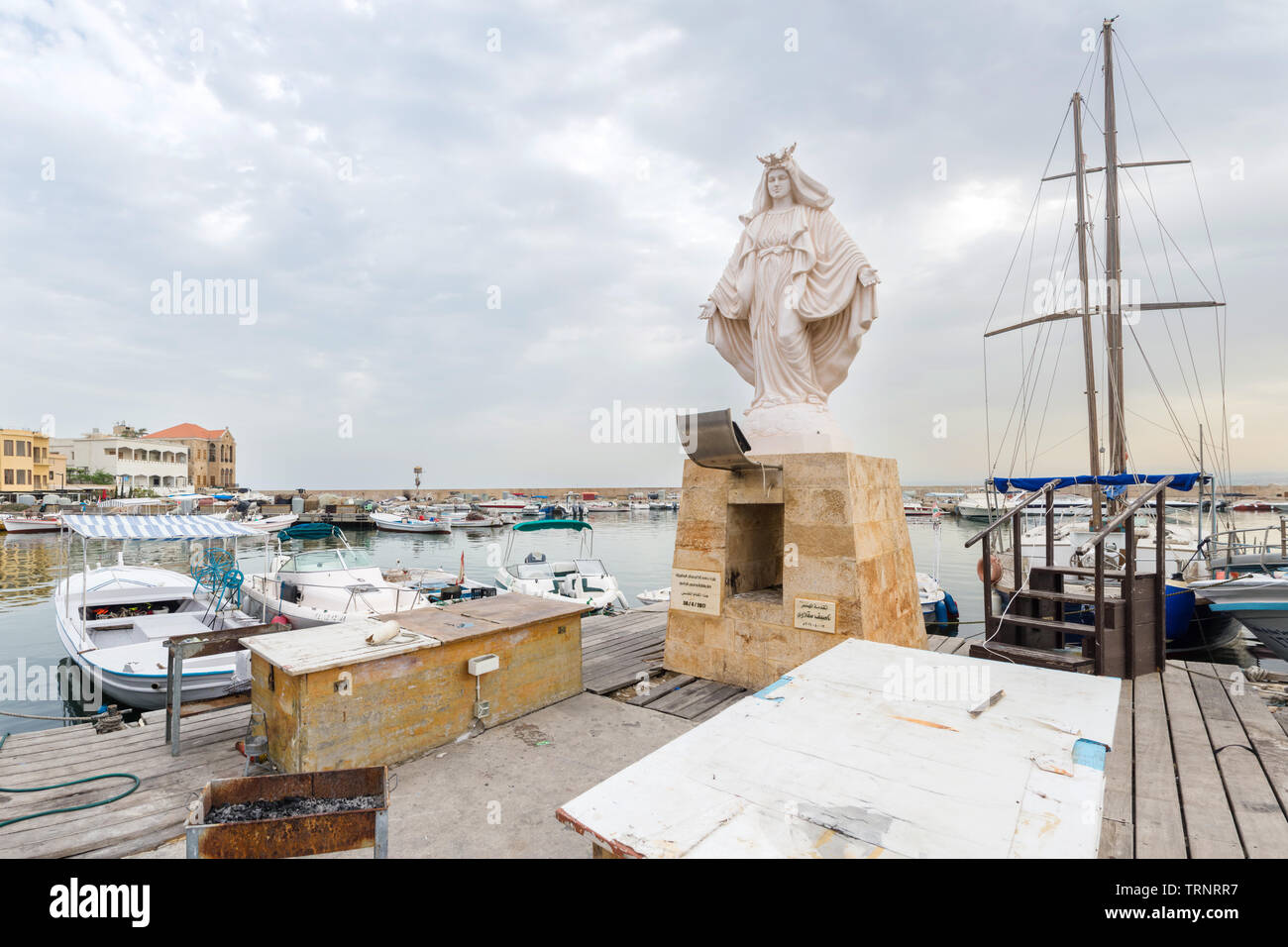 Vierge Marie statue dans le port de pneus, pneu, Liban Banque D'Images
