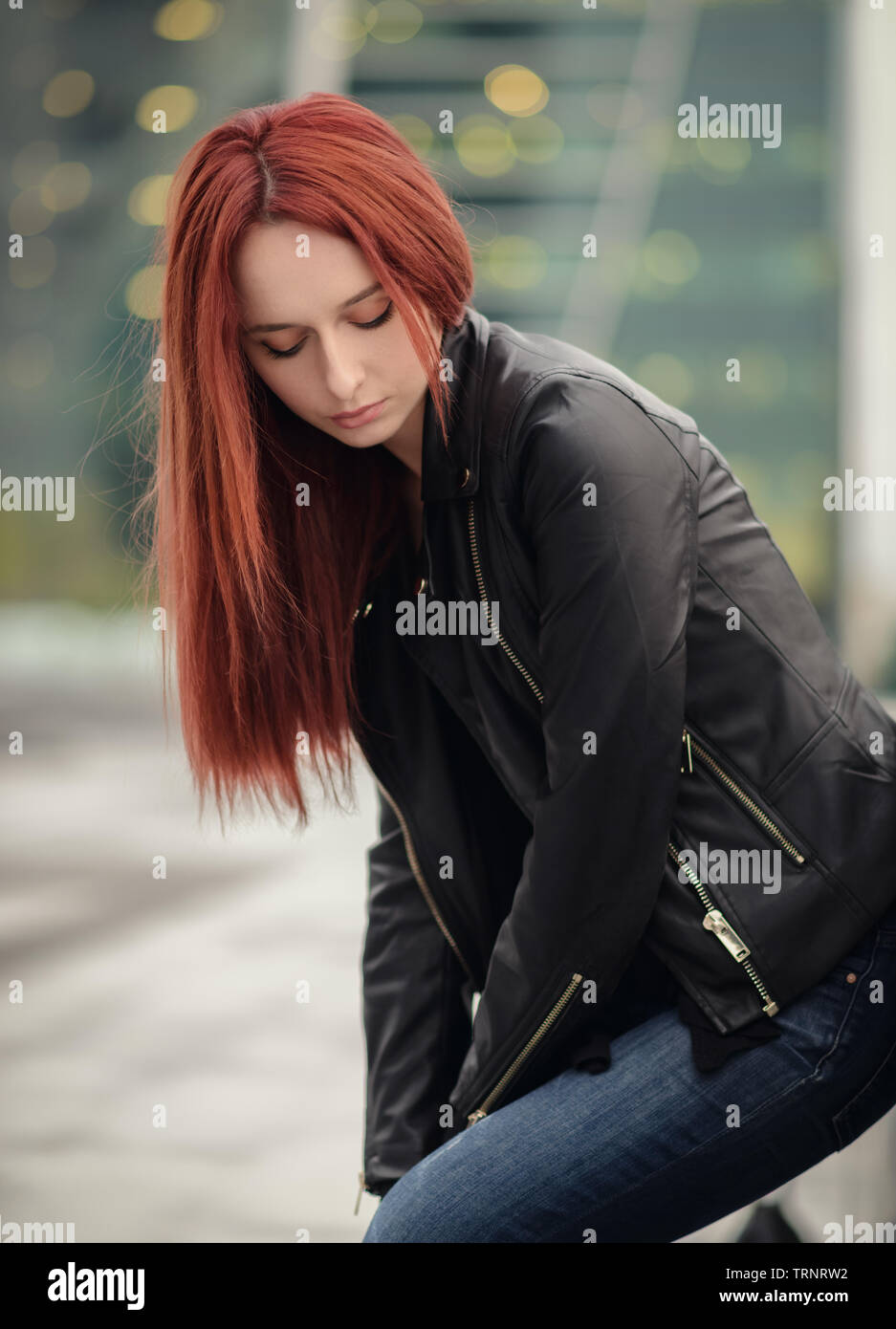 Portrait de jeune femme aux cheveux rouge attrayante aux yeux bleus Photo  Stock - Alamy