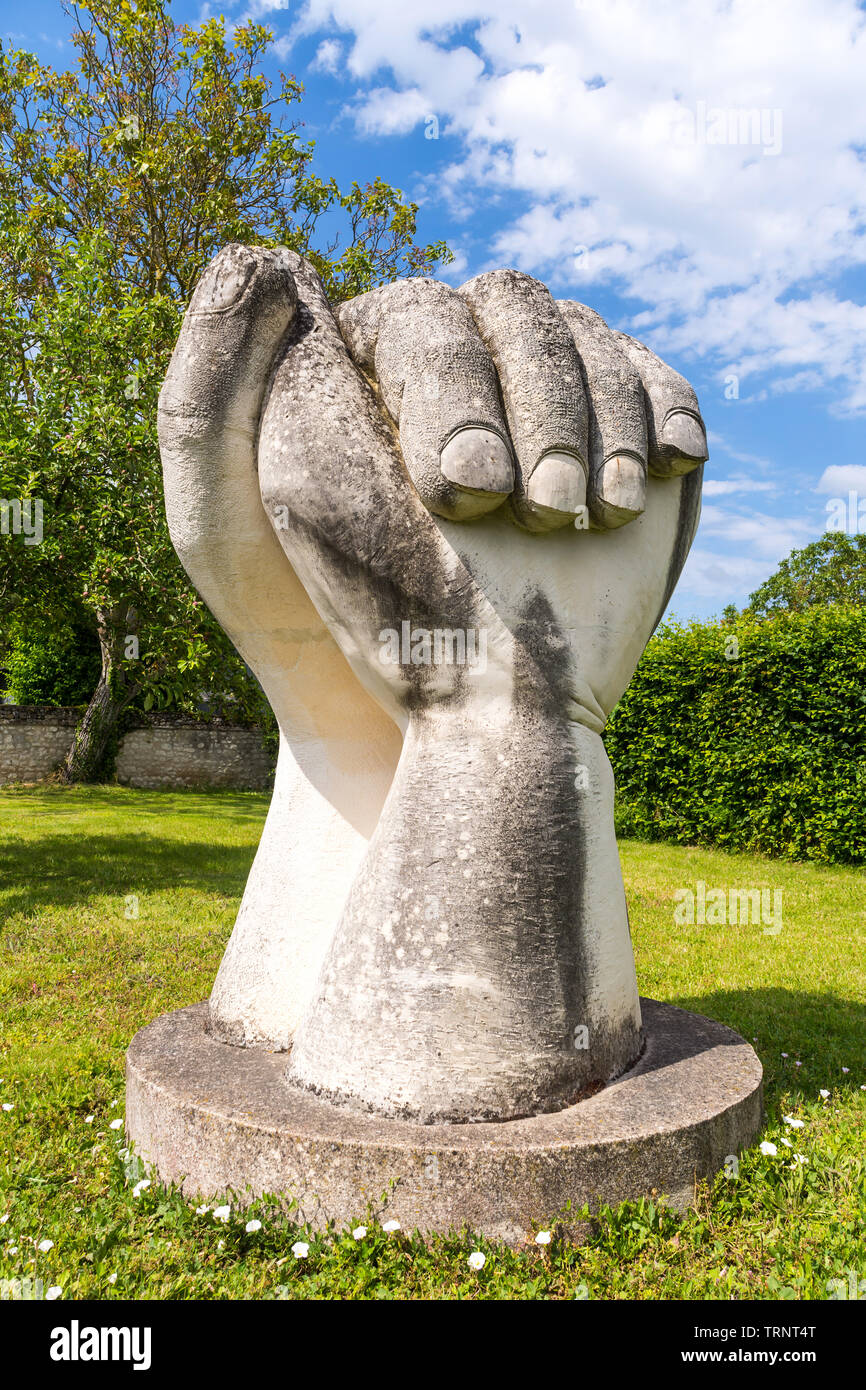 Sculpture de Pierre les mains jointes - Maillé, Indre-et-Loire, France. Banque D'Images
