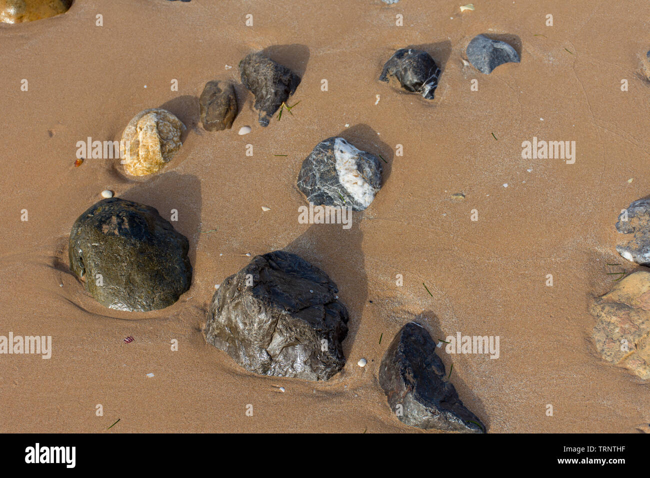 Rochers sur la plage mer dans le sable et l'eau. Calme, pacifique concept. Banque D'Images