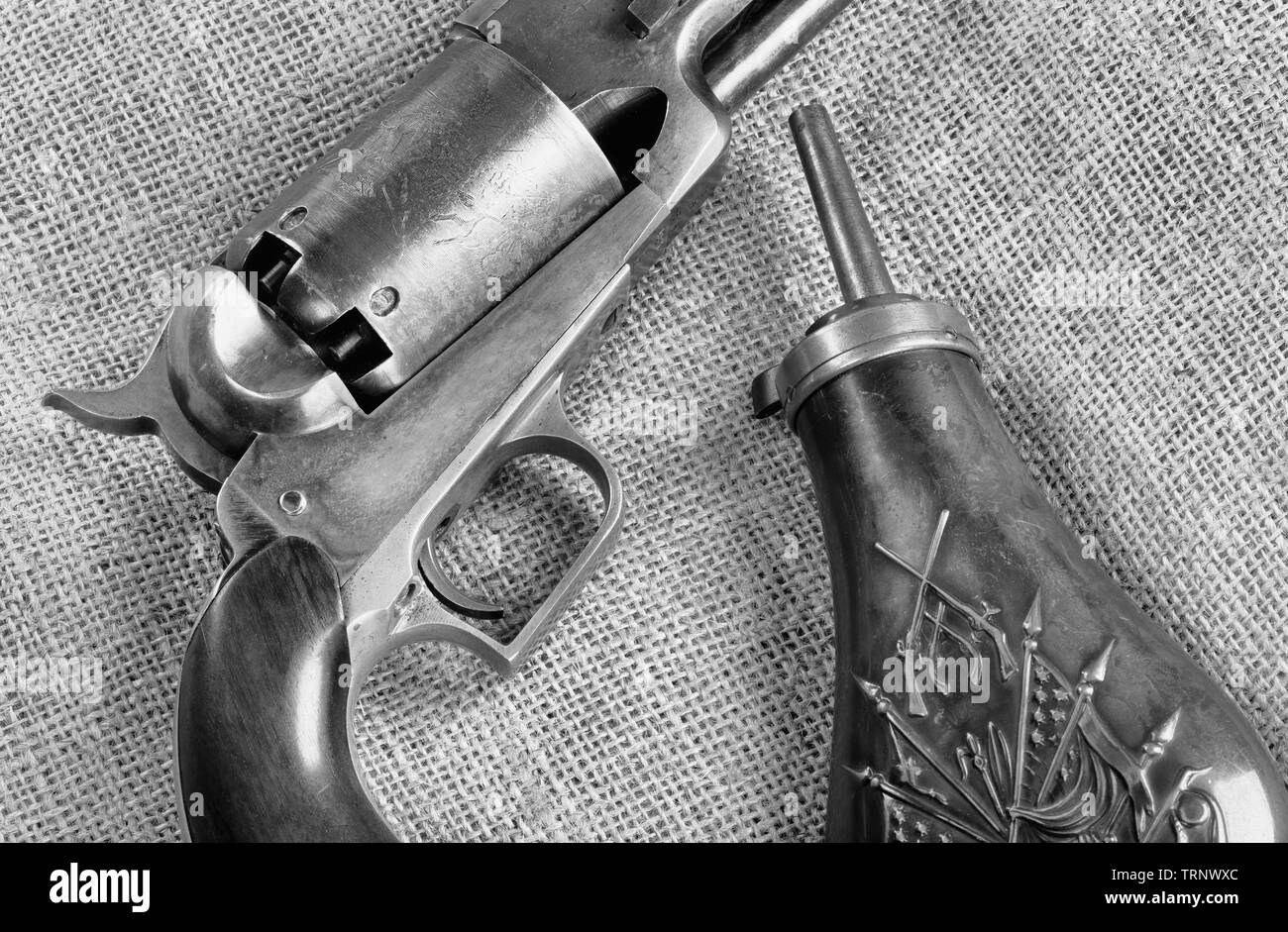 Pistolet à percussion Cowboy Antique et la poudre de cuivre jaugée en noir et blanc. Banque D'Images