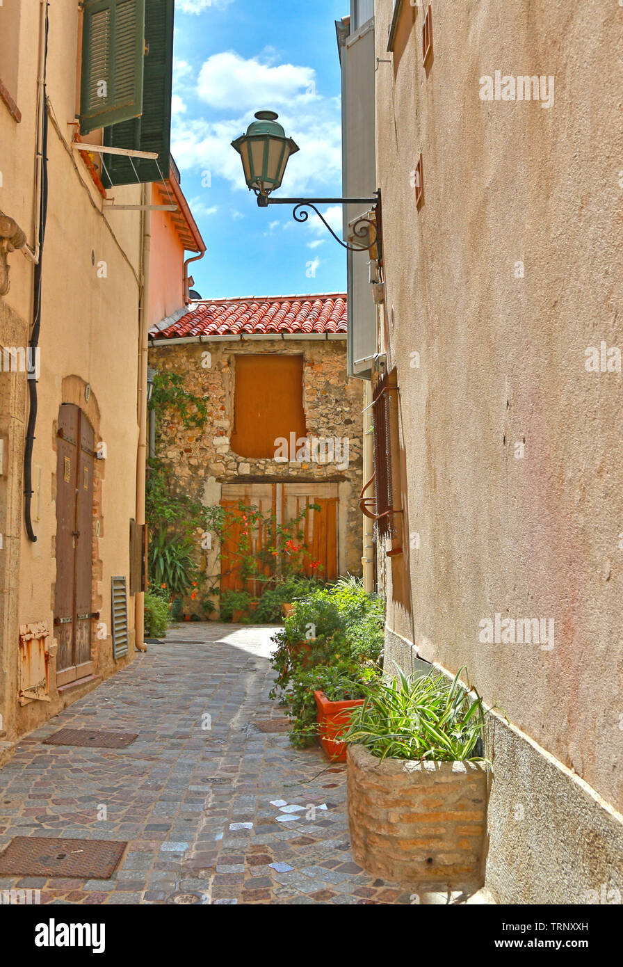 Antibes, Alpes-Maritimes, France - 16 juin 2014 : des rues pittoresques de la vieille ville Banque D'Images