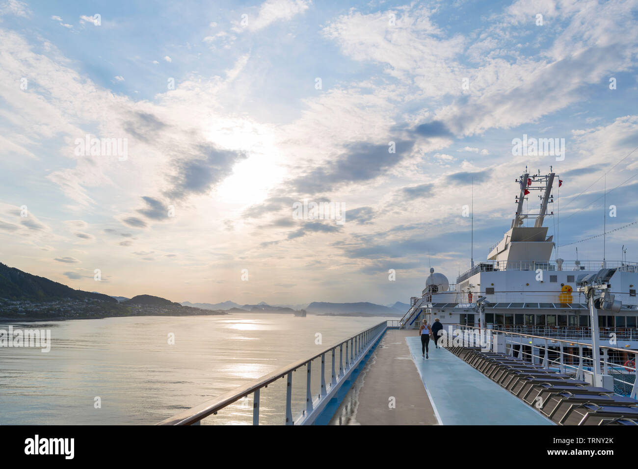 Croisière Fjords norvégiens. Voir l'aube de la ville et le port d'Ålesund à partir de pont du navire de croisière TUI Marella Explorer, Møre og Romsdal, Norvège, Sunnmøre Banque D'Images