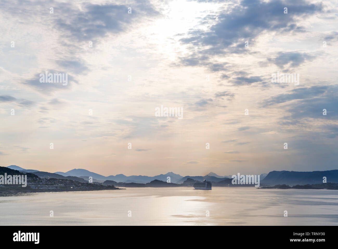 Croisière Fjords norvégiens. Voir l'aube de la ville et le port d'Ålesund à partir de pont du navire de croisière TUI Marella Explorer, Møre og Romsdal, Norvège, Sunnmøre Banque D'Images