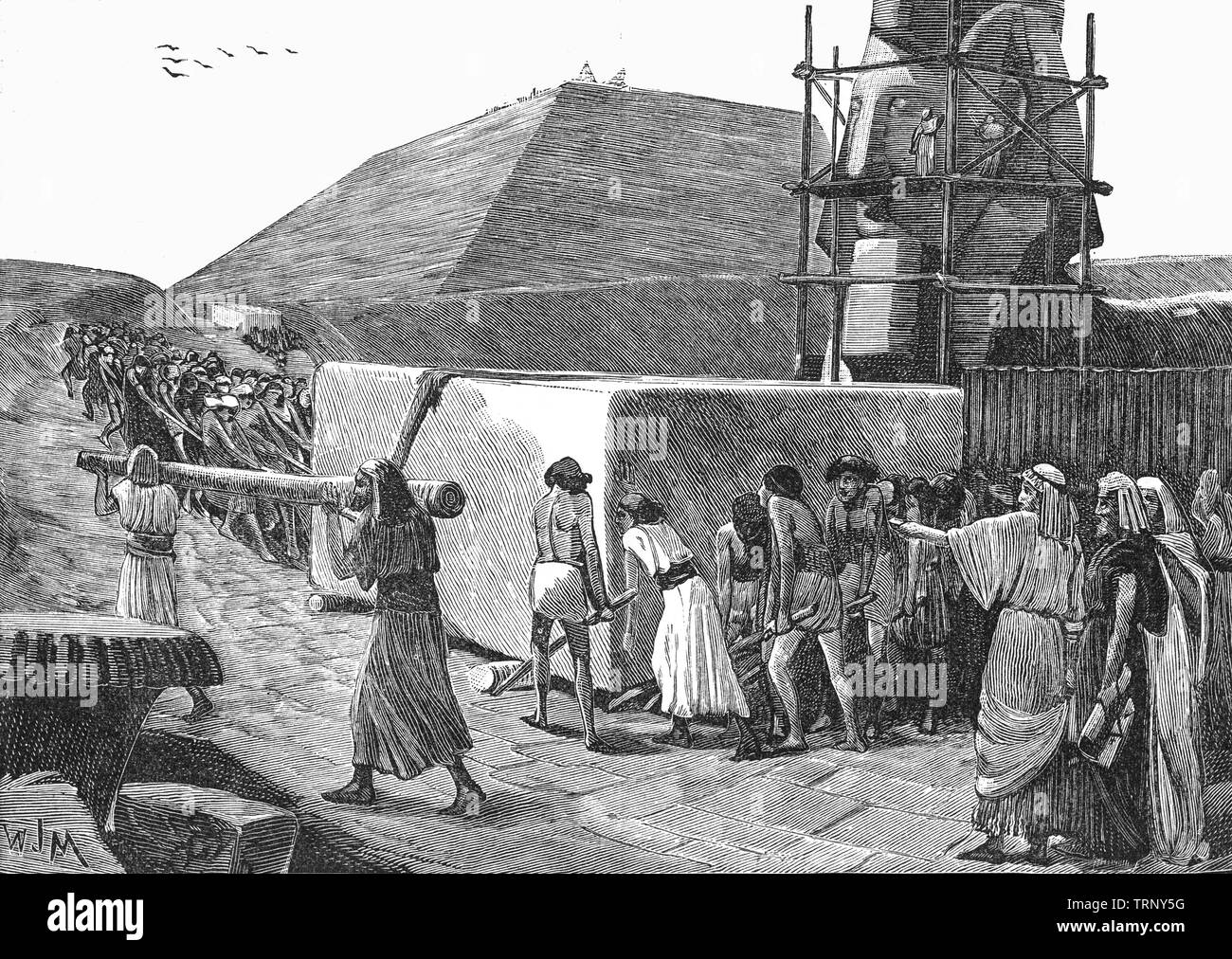 La construction d'une pyramide égyptienne, d'anciennes structures de maçonnerie en forme de pyramide situé en Egypte, dont la plupart ont été construites comme tombes pour les pharaons et leurs conjoints au cours de l'Ancien et du Moyen Empire autour de périodes de 2700-2055 BC. La construction d'une pyramide en cause déménagement d'énormes quantités de pierre. Plutôt que de transport terrestre de la pierre calcaire utilisée pour construire les pyramides, il y a des preuves que de blocs de calcaire ont été transportés le long du Nil, après avoir conservé des vestiges des anciens canaux, et bateaux de transport découvert. Banque D'Images