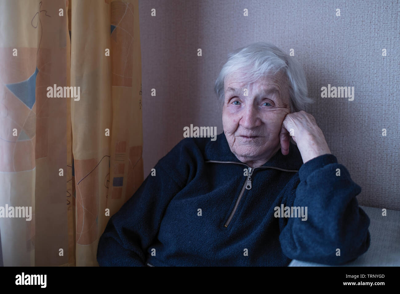 Portrait d'une vieille femme aux cheveux gris. Banque D'Images