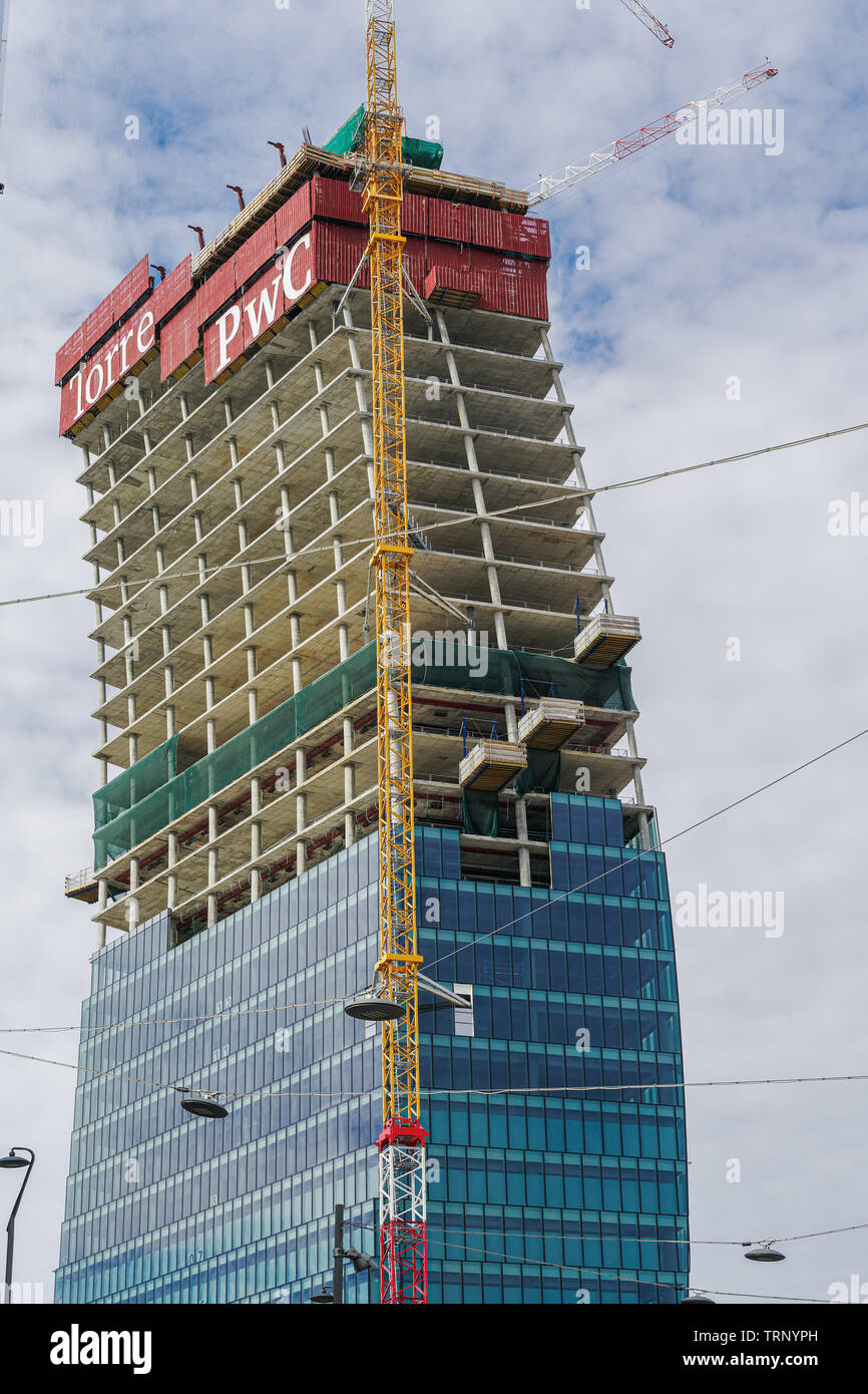 Il Curvo PwC Tower construction CityLife Milan, Italie. Low angle vue jour de la tour de verre de Libeskind une courbe, partie de la Piazza Tre Torri CityLife. Banque D'Images