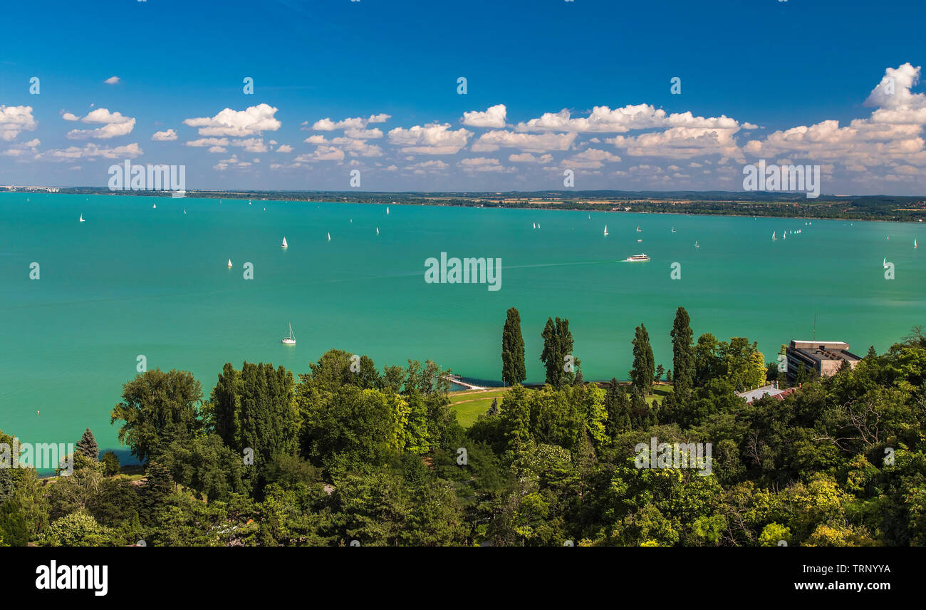 Vue sur le lac Balaton, avec Snow-white disponibles sur une journée chaude. Tihany. Hongrie Banque D'Images