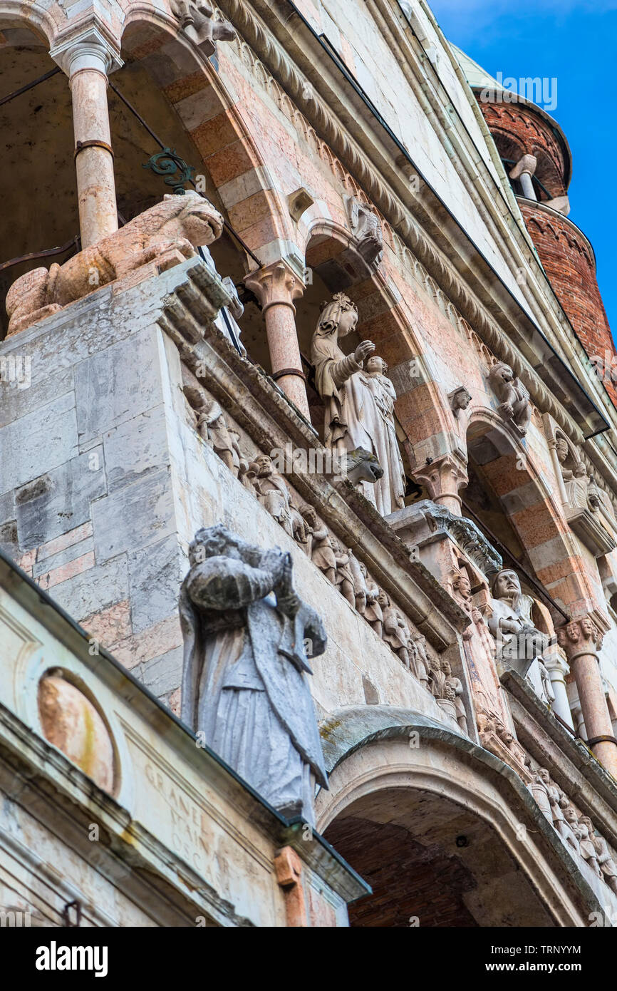 Les sculptures sur la façade de la cathédrale. Cremona. Italie Banque D'Images
