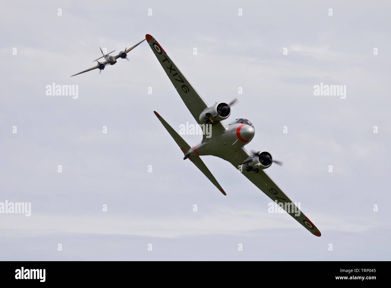 C'Avro Anson19 volant en formation avec le Bristol Blenheim Mk1 au 2019 Shuttleworth volants Banque D'Images