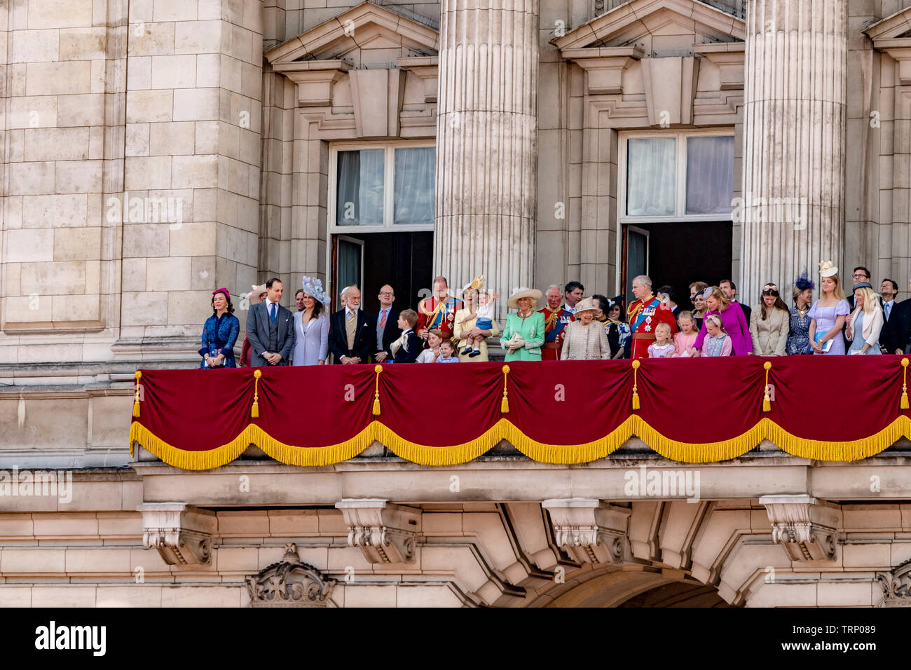 La Reine et les membres de la famille royale se réunissent sur le balcon de Buckingham Palace à la suite de la Trooping The Color Parade, Londres, Royaume-Uni, 2019 Banque D'Images