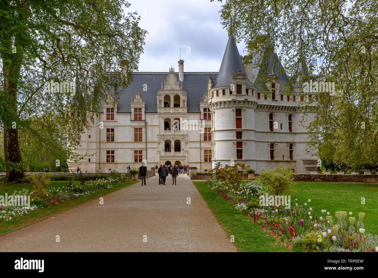 L'allée qui mène les gens à Château d'Azay-le-Rideau sur un jour nuageux Banque D'Images