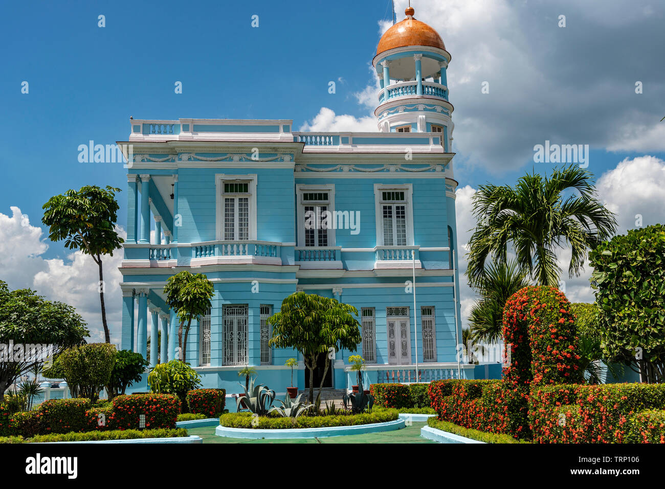 Avant de l'Palacio Azul ( maintenant un hôtel) construit en 1921 et un ancien dans le vieux quartier de classe supérieure sur Punta Gorda, Cienfuegos, Cuba Banque D'Images