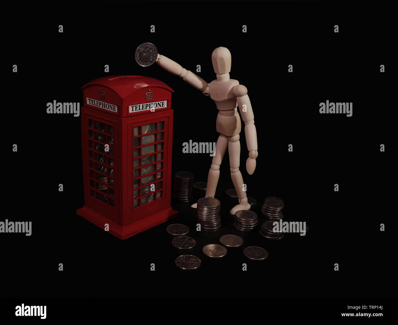 Tirelire rouge sur un classique de style British phone box. Banque D'Images