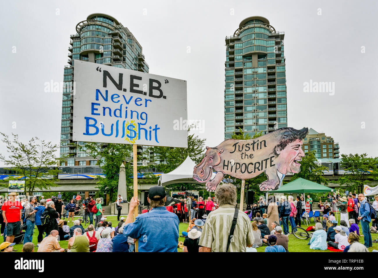 Des signes de protestation, par l'absence de rallye, Creekside Park, Vancouver, British Columbia, Canada Banque D'Images
