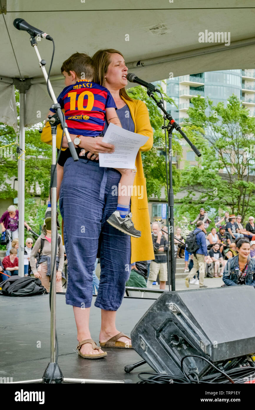 Conseiller municipal de la ville de Vancouver, Christine Boyle parle à l'absence de rallye, Creekside Park, Vancouver, British Columbia, Canada Banque D'Images