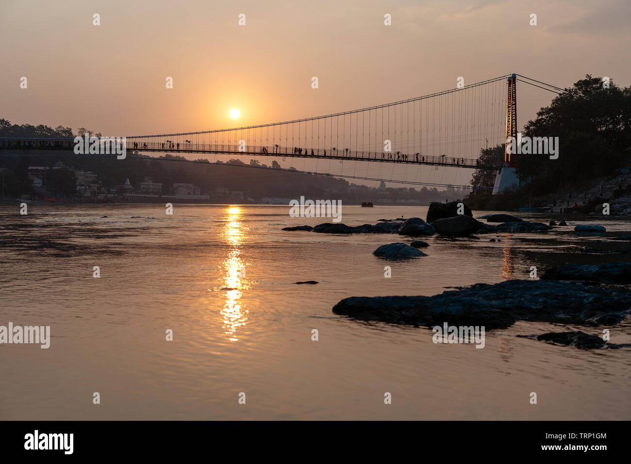 Belle vue sur l'eau du Gange et Ram Jhula bridge au coucher du soleil. Rishikesh, Inde Banque D'Images