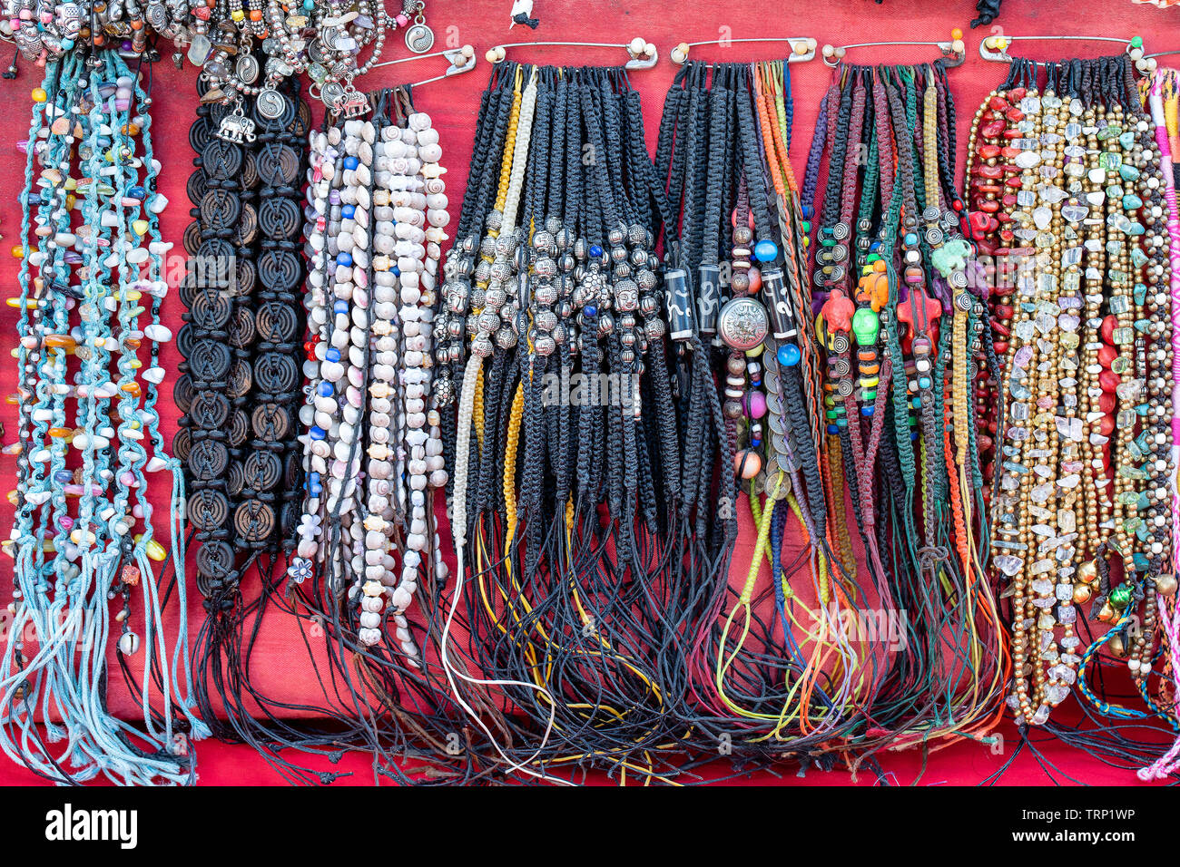 Bracelets colorés en vente sur rue au marché de nuit, la Thaïlande.  Souvenirs pour touristes à la rue du marché , close up Photo Stock - Alamy