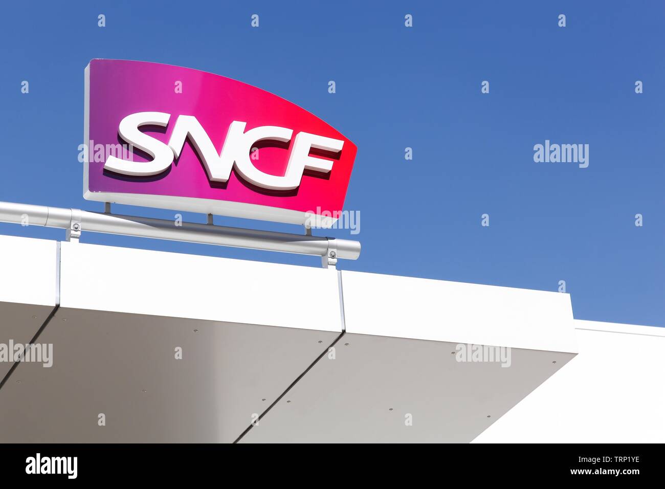 Grenoble, France - 25 juin 2017 : le logo de la SNCF en gare. La SNCF est la société nationale des chemins de fer français en France Banque D'Images