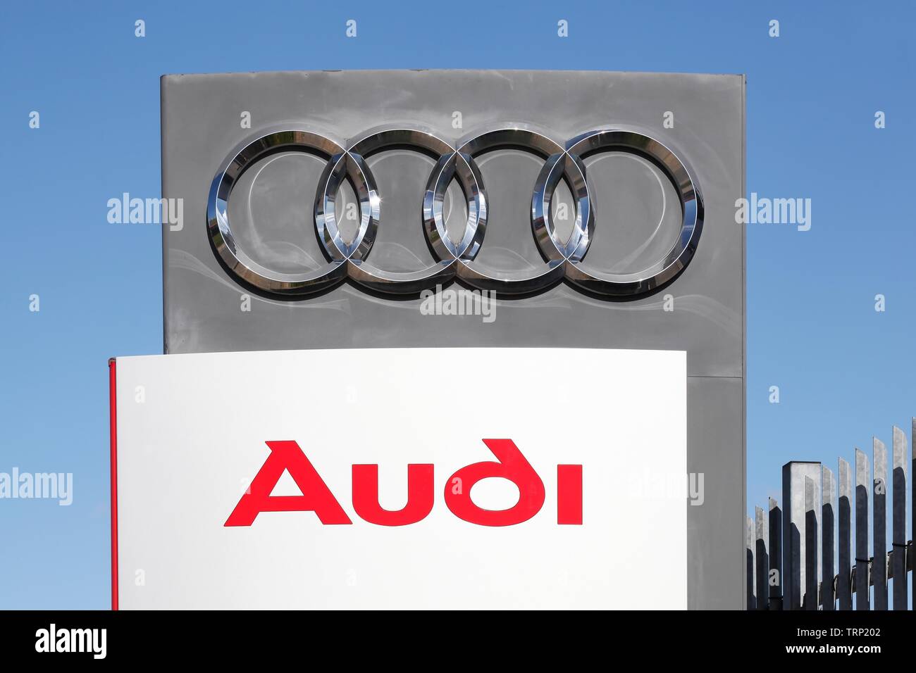 Risskov, Danemark - 11 mai 2019 : Audi logo sur un mur. Audi est un constructeur automobile allemand Banque D'Images