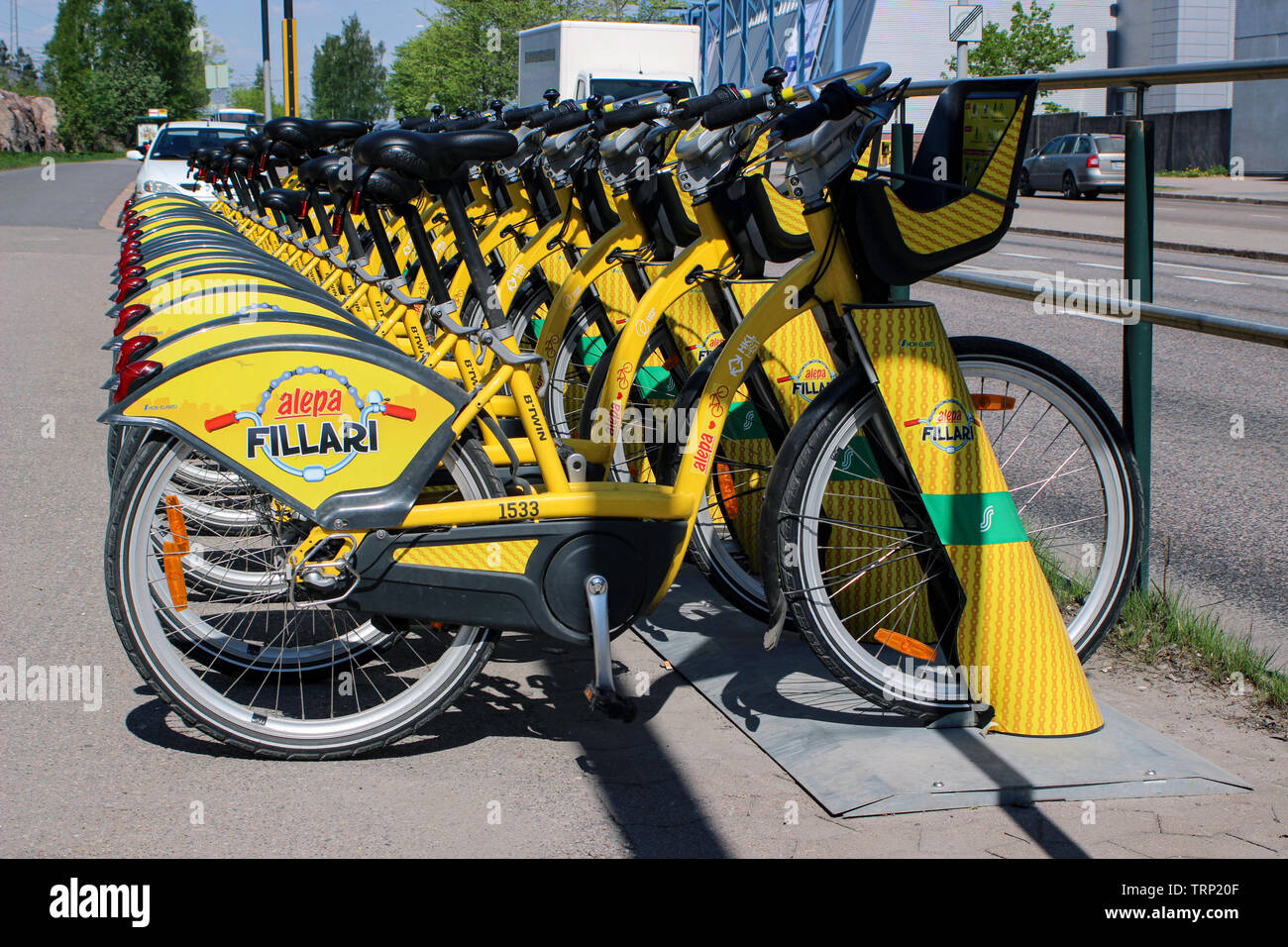 Des vélos de ville de Helsinki, appuyé par Alepa chaînes de magasins, à Helsinki, Finlande Banque D'Images