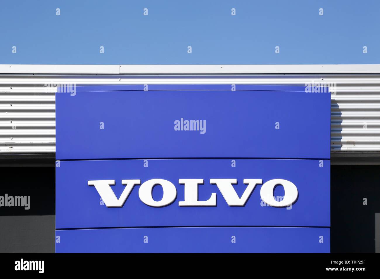 Risskov, Danemark - 11 mai 2019 : Volvo logo sur un mur. Volvo est un constructeur automobile premium suédois créé en 1927 à Göteborg, Suède Banque D'Images