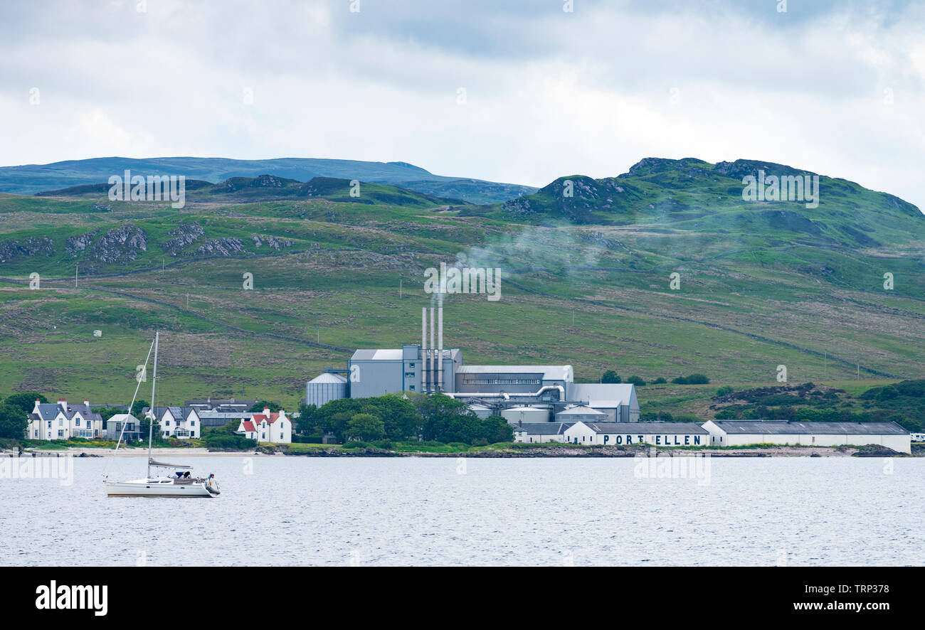 Vue de la Distillerie de Port Ellen sur l'île d'Islay dans Hébrides intérieures de l'Écosse, Royaume-Uni Banque D'Images