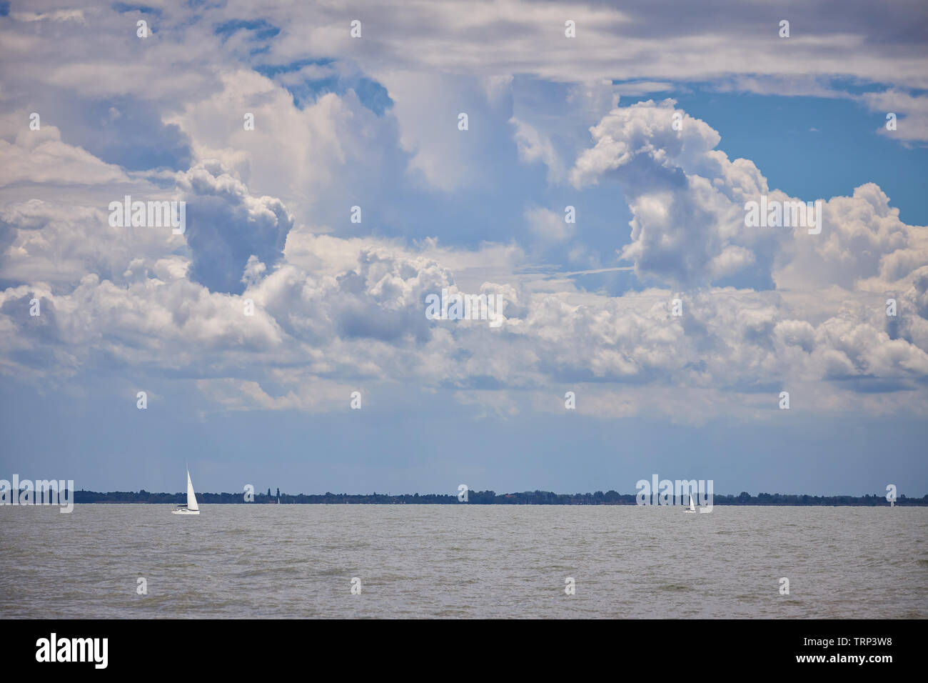 Plus de cloudscape Nice lac Balaton en Hongrie Banque D'Images