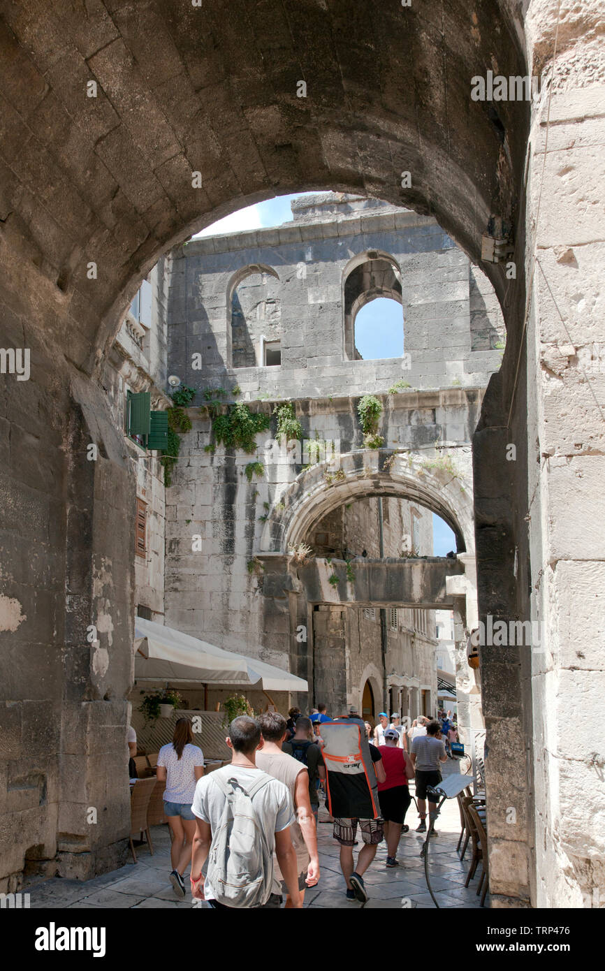 La foule des visiteurs d'été remplir le passage étroit connu sous le nom de rue Kralja Petra Kresmira IV, le palais de Dioclétien. Split, Croatie. Banque D'Images