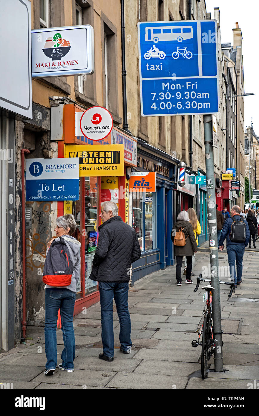 Une pléthore de signes sur Nicolson Street, Édimbourg, Écosse, Royaume-Uni. Banque D'Images