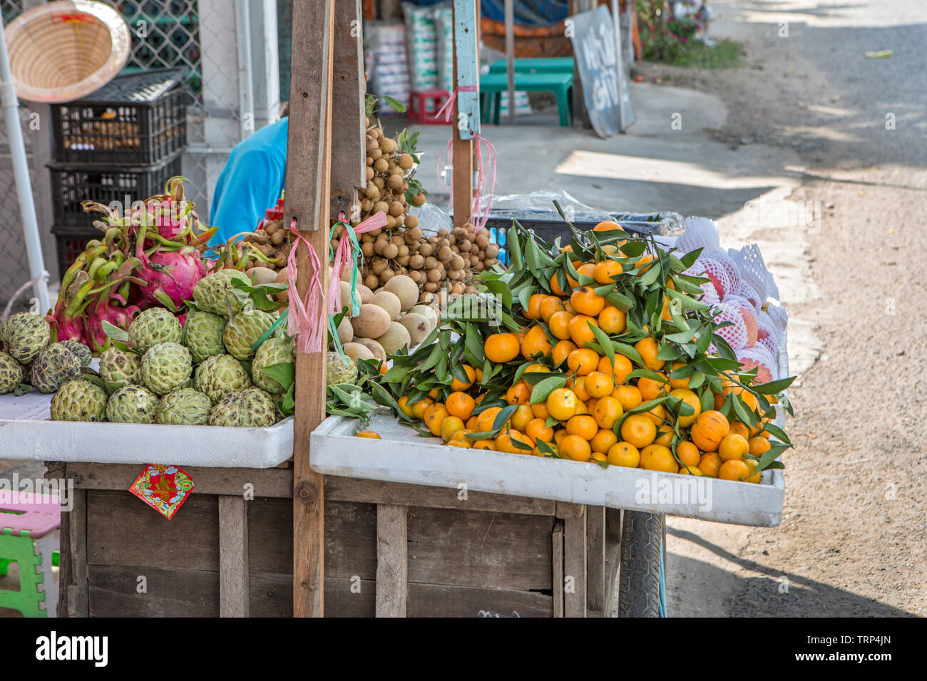 Un petit étal de fruits en milieu rural au Vietnam Banque D'Images