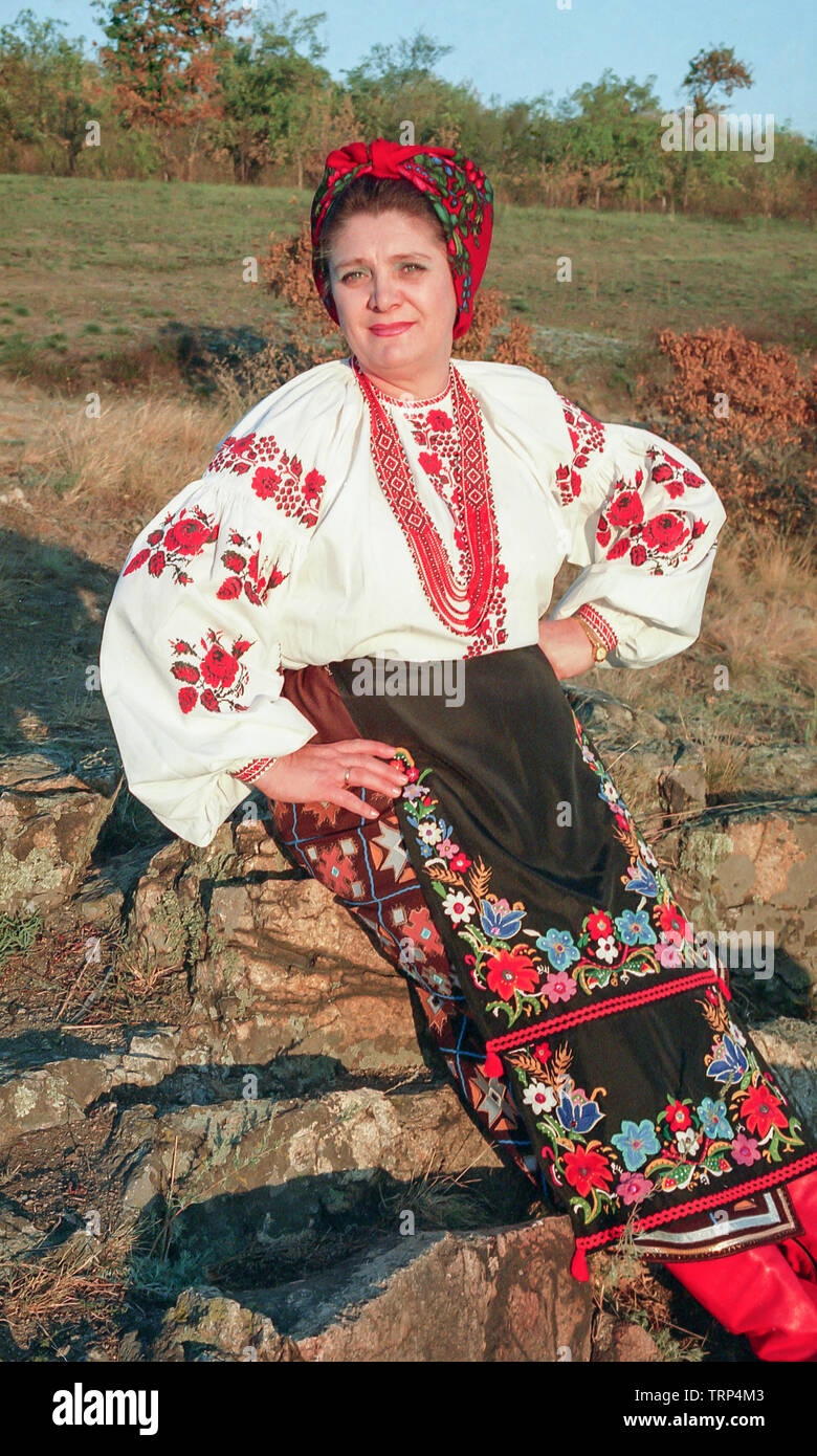 Femme mature de l'Ukraine dans le costume national près de Dniepr, l'Ukraine Banque D'Images