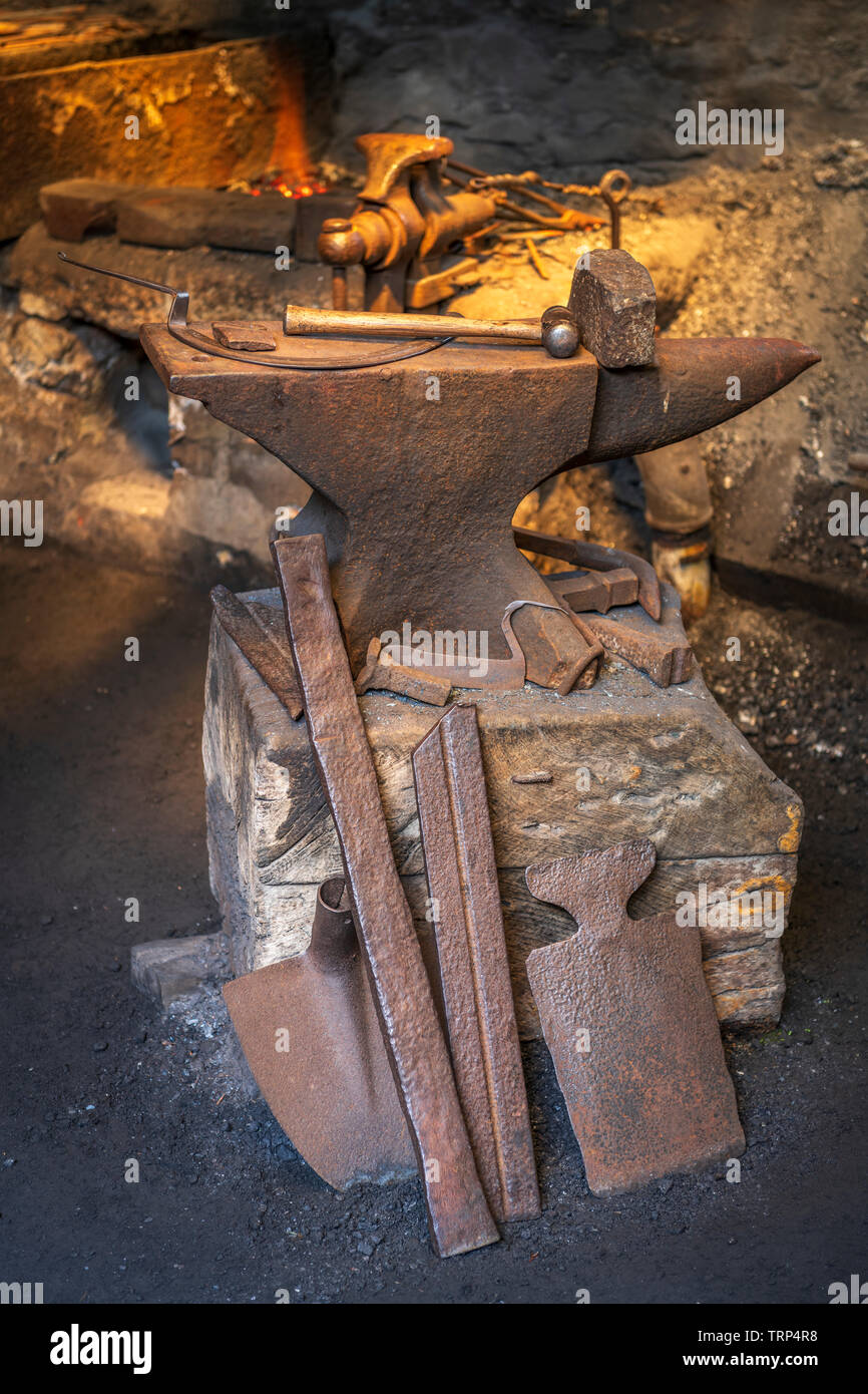 Les frères Finch Foundry, créée en 1814 et fermée en 1960, était réputé pour faire des outils de pointe et des pelles dans Sticklepath, Devon. Banque D'Images