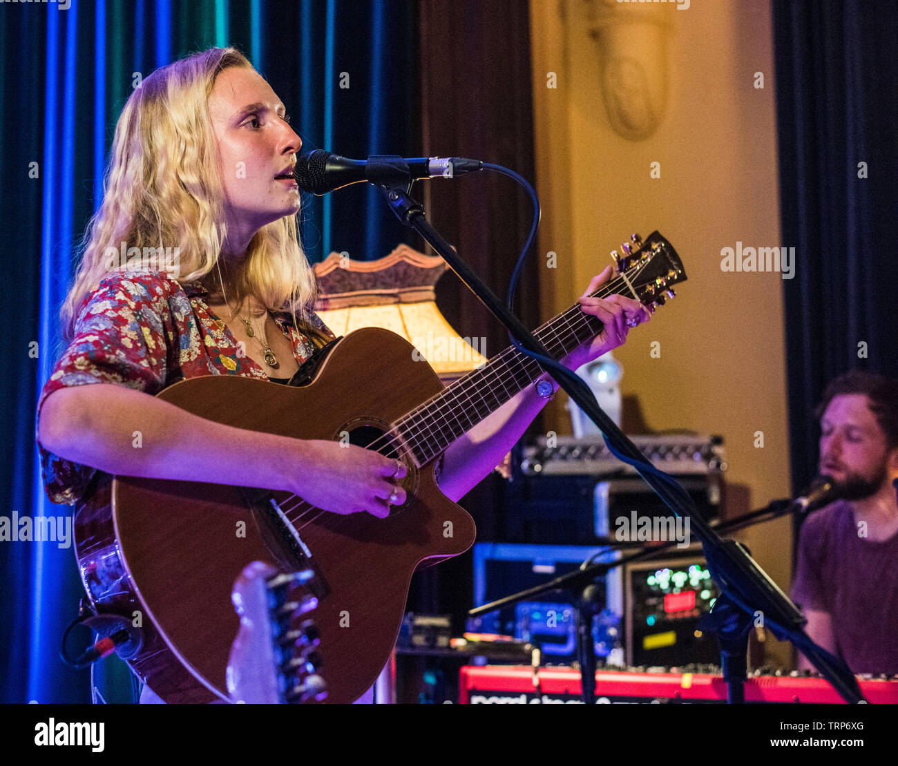 Phénomène nouveau chanteur folk Billie la martre, l'exécution d'une fête intime concert live avec son groupe au Club à Harrogate, North Yorkshire, England, UK Banque D'Images