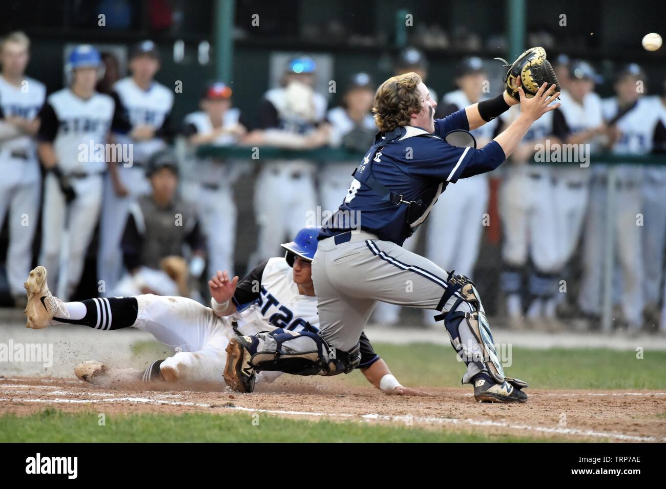 Base Runner en toute sécurité dans la plaque coulissante pour marquer l'avant d'un jet d'être reçu par l'opposant à catcher. USA. Banque D'Images