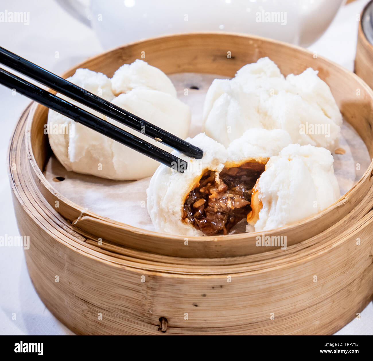 De délicieux dim sum, célèbre cantonaise en Asie - fraîche et chaude, Cha Siu Bao bun porc BBQ, en bateau à vapeur de bambou à hong kong restaurant yumcha, Close up Banque D'Images