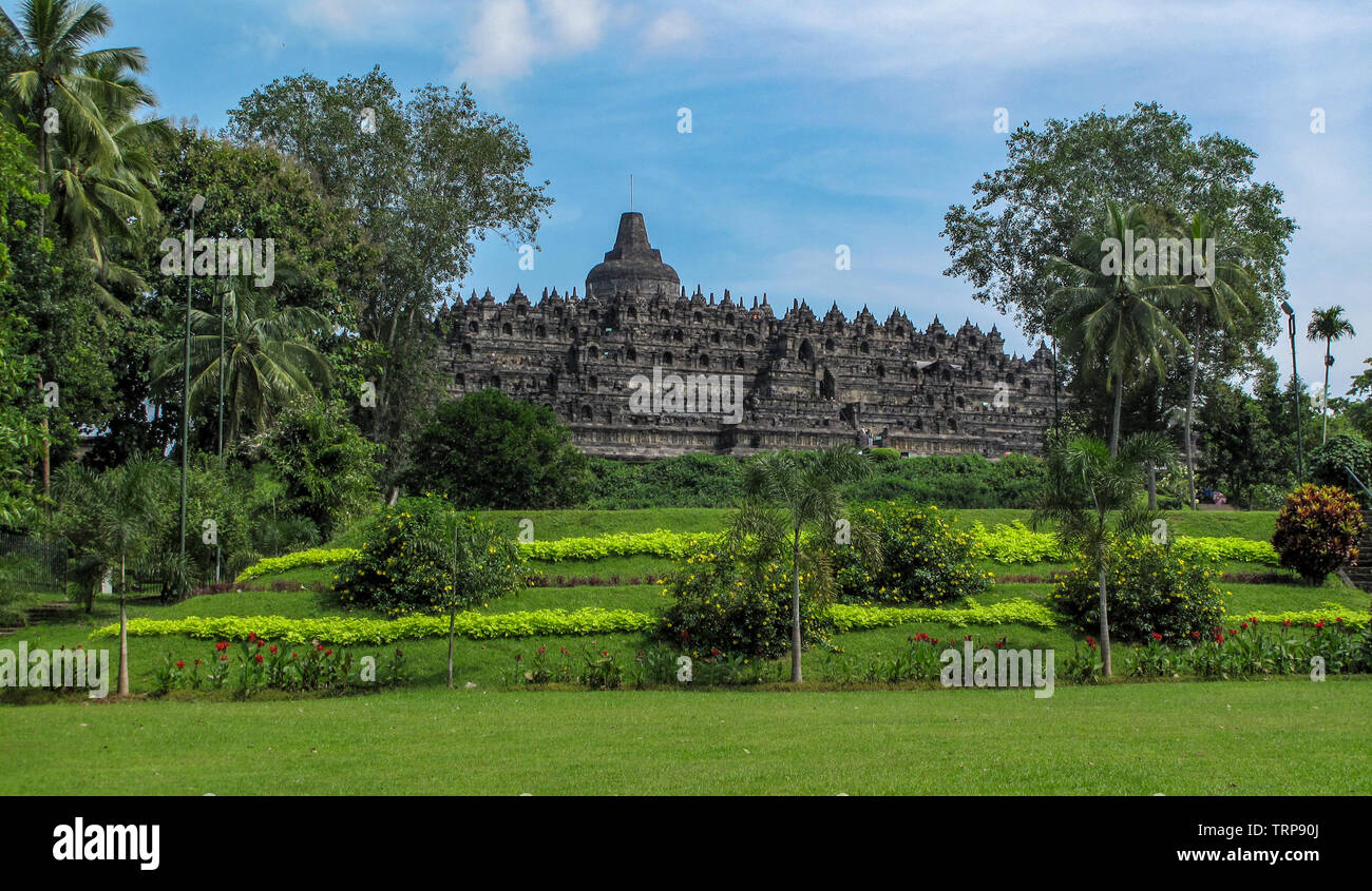 Borobudur, ou Barabudur, plus grand temple bouddhiste et site du patrimoine mondial de l'UNESCO. Un 9ème siècle temple bouddhiste Mahayana à Magelang, Regency Banque D'Images