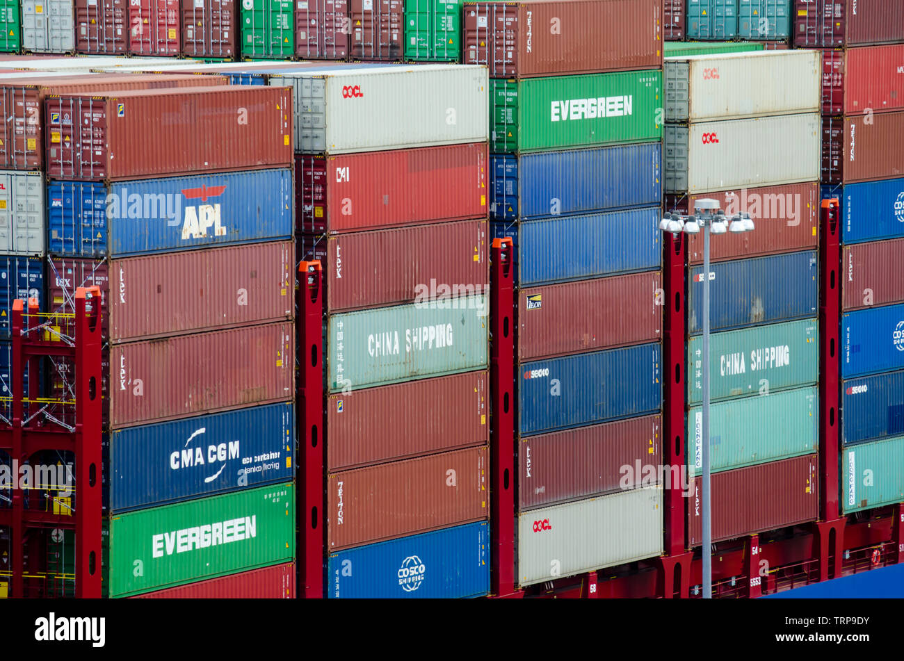 Des conteneurs empilés sur un cargo transporteur Banque D'Images