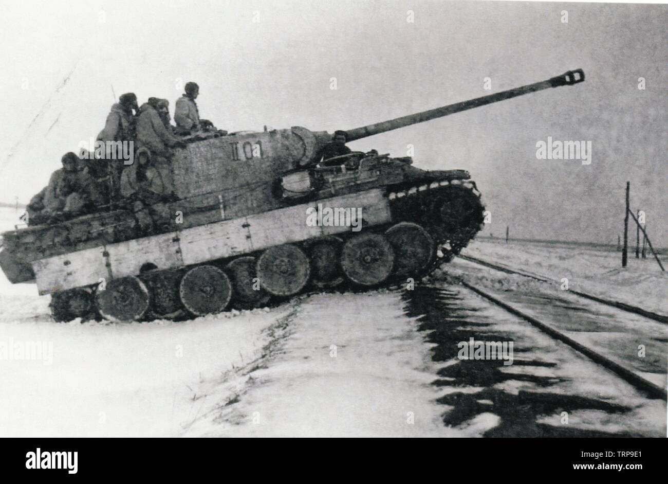 German Panther camouflé neige avec un remblai de chemin de fer traverse des troupes sur le front de l'Est 1944 Banque D'Images