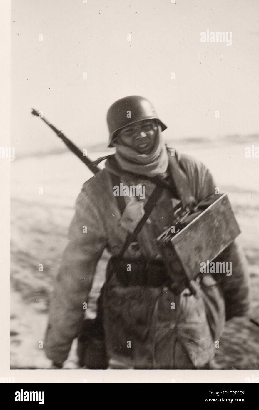 Soldat allemand dans la neige de l'hiver sur le front de l'Est 1944 Banque D'Images
