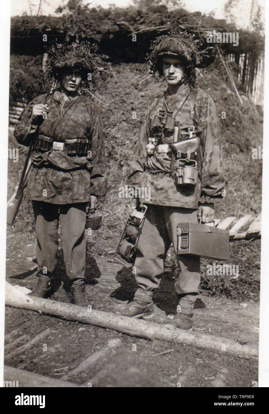 Deux soldats allemands en tenue de camouflage des blouses dans les forêts du nord de la Russie Banque D'Images