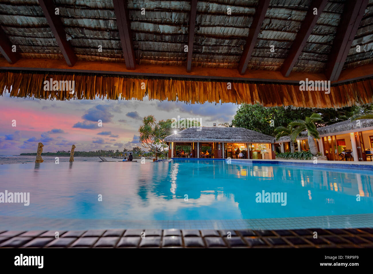 Bar et piscine à débordement à Resort Breakas à nuit, Port Vila, Vanuatu, Mélanésie Banque D'Images