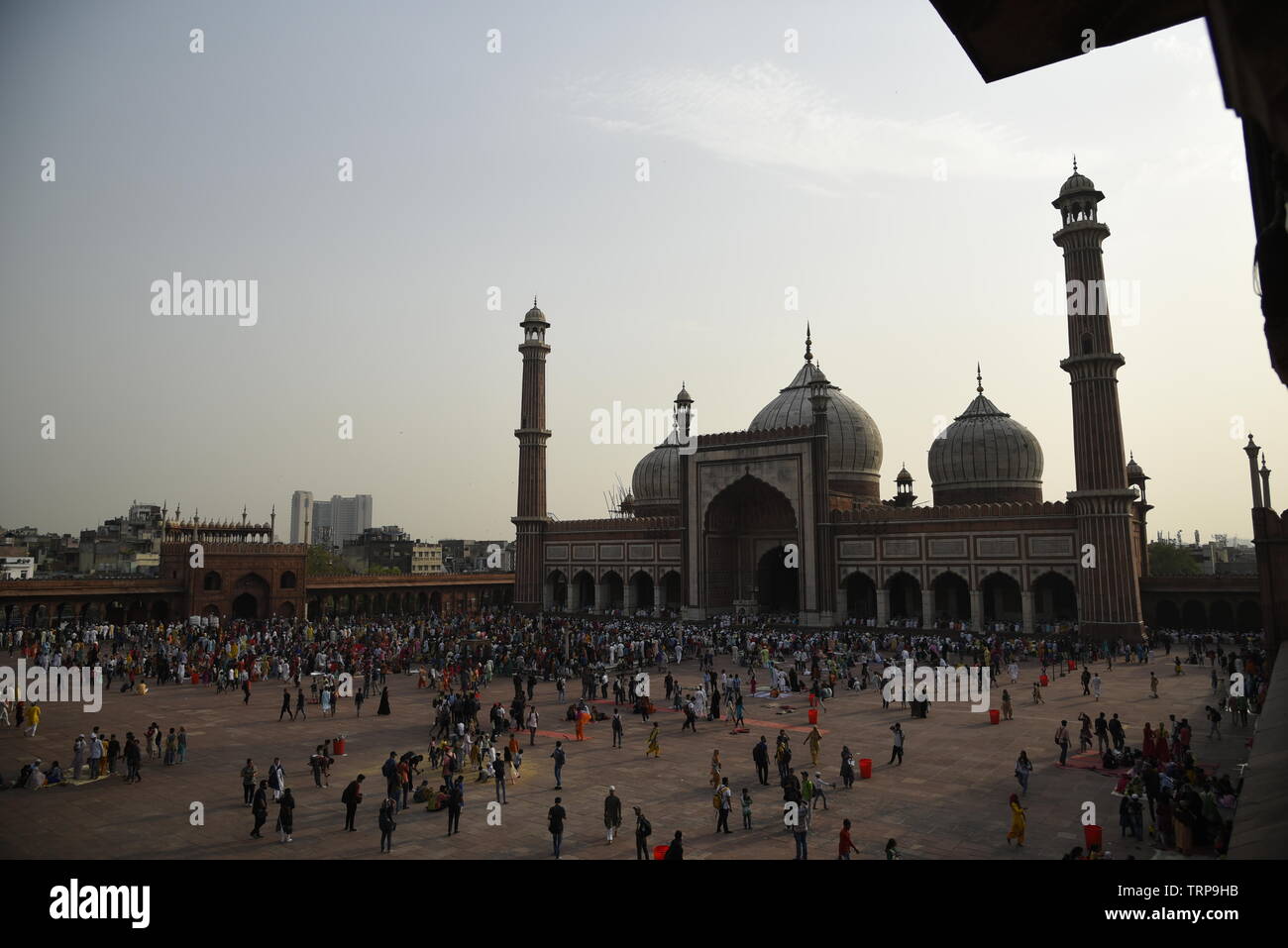 L'Iftar EID et célébration fête musulmane de masse et par la prière de la communauté musulmane en juin 2019 à la mosquée Jama Masjid, Old Delhi, Delhi, Inde, l'Aisa Banque D'Images