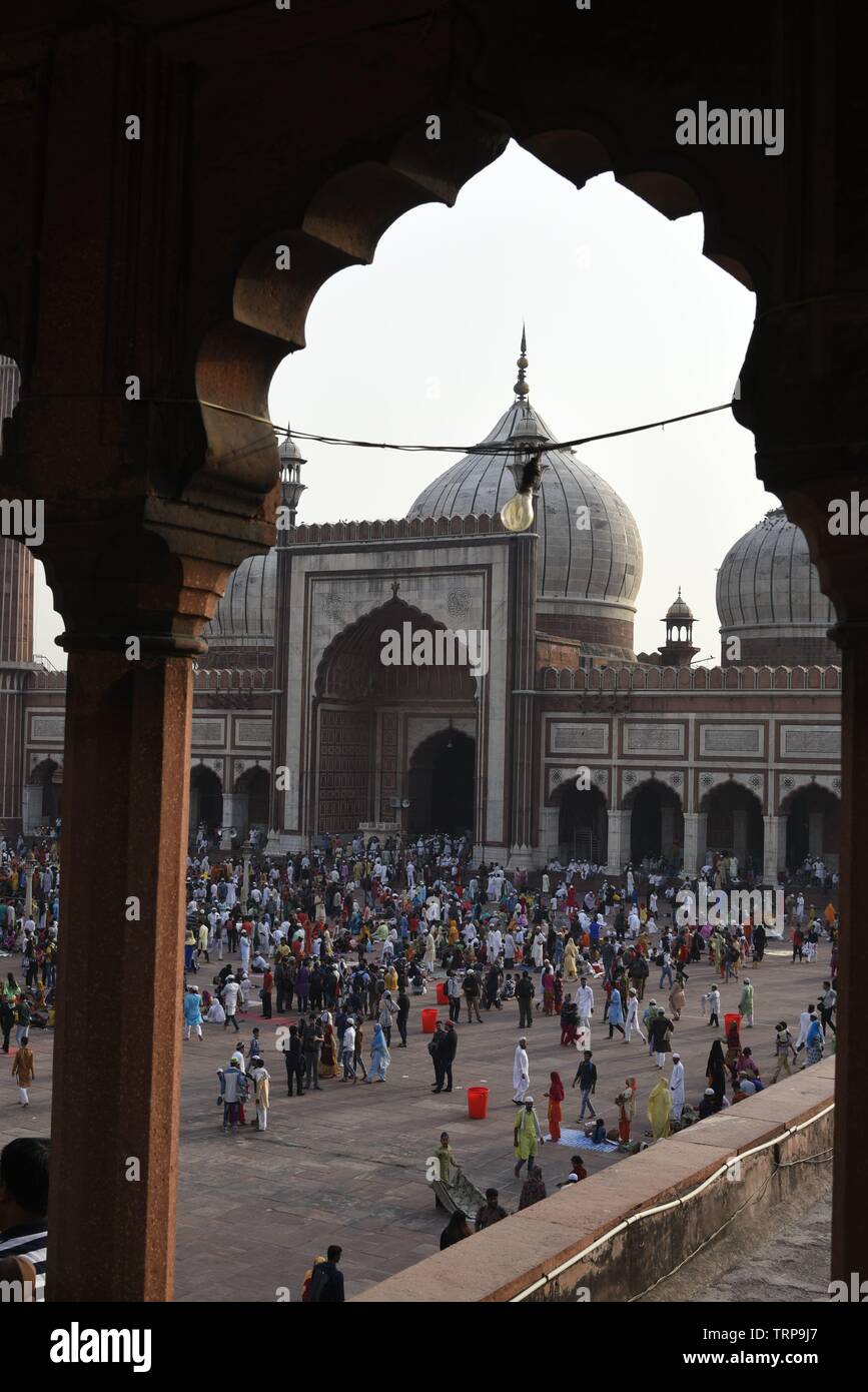 L'Iftar EID et célébration fête musulmane de masse et par la prière de la communauté musulmane en juin 2019 à la mosquée Jama Masjid, Old Delhi, Delhi, Inde, l'Aisa Banque D'Images